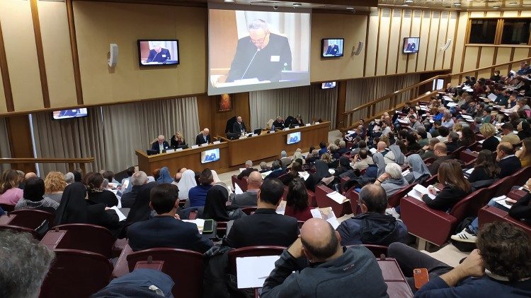 Il simposio “Riconoscersi sulla soglia dell’educativo” nell’Aula Nuova del Sinodo, in Vaticano