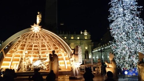 L'inaugurazione del presepe e dell'albero di Natale allestiti in Piazza San Pietro 