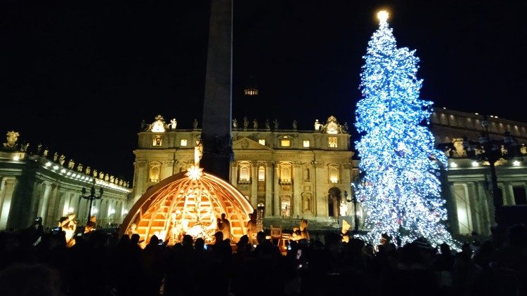 Il presepe e l'albero di Natale illuminati