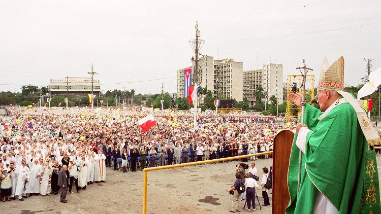 Papa João Paulo II na Missa presidida na Praça José Marti, em Havana, em 28 de janeiro de 1998 (Foto de arquivo)