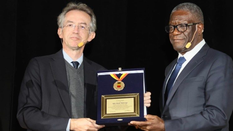 Denis Mukwege (a destra) riceve dal sindaco di Napoli Gaetano Manfredi la Medaglia della Città di Napoli