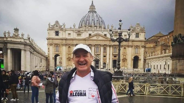O Pe. Paulo Bernardi quando esteve no Vaticano trouxe os Amigos da Alegria no peito