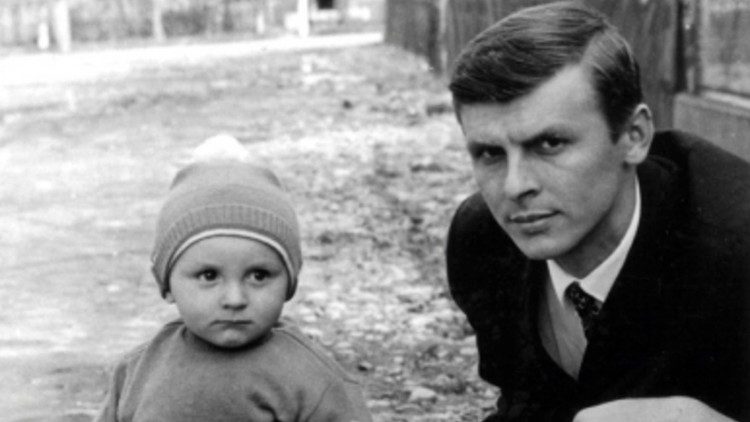 Abp Światosław Szewczuk jako dziecko ze swoim tatą, Yuriyem Szewczukiem, który zmarł właśnie 5 grudnia 2022