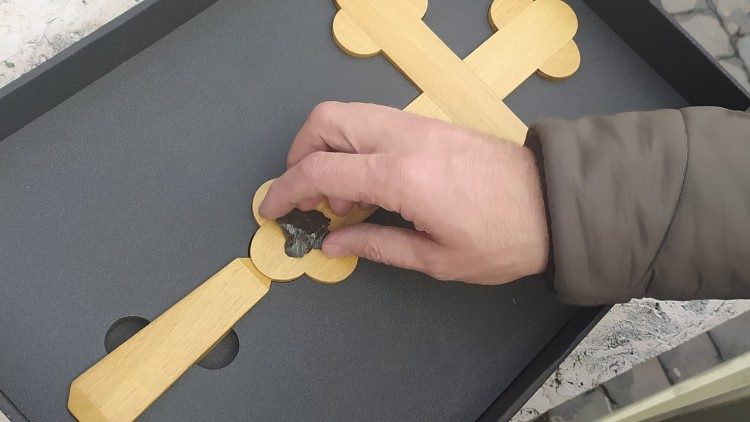 La Croix offerte par le maire de Lviv au Pape François