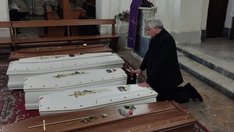  Le cardinal Krajewski devant les cercueils des enfants Michele, Francesco et Maria Teresa, enfants de Valentina et Gianluca Monti.