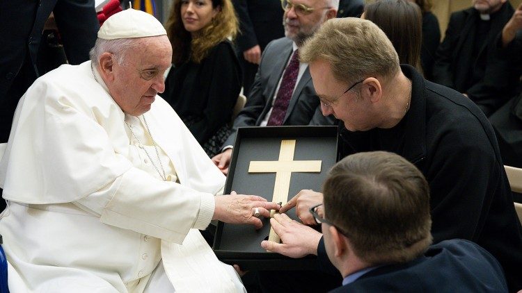 La consegna della croce al Papa