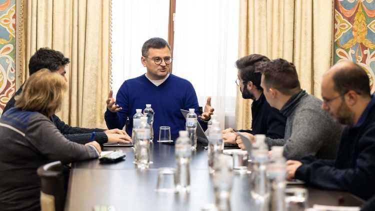 Minister spraw zagranicznych Ukrainy, Dmytro Kuleba, podczas spotkania z dziennikarzami akredytowanymi przy Stolicy Apostolskiej (fot. Marcin Mazur)