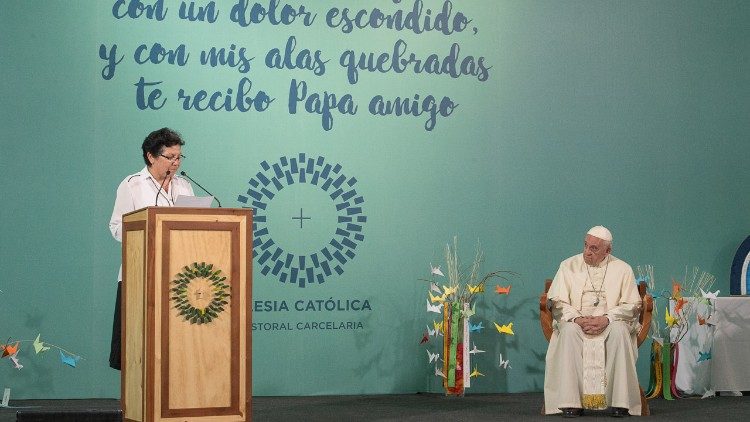 Suor Nelly rivolge un saluto a Papa Francesco durante la sua visita al Centro Penitenciario Femenino