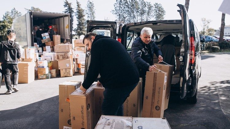 Kardinal Konrad Krajewski pomaga pripravljati humanitarno pomoč za Ukrajino