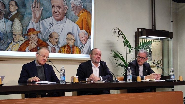 De gauche à droite: le père Michel Daubanes, Jean Marie Montel et don Stefano Stimamiglio