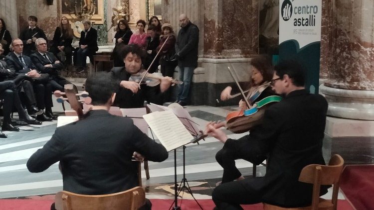 Il "Quartetto Henao" si esibisce nella chiesa di Sant'Andrea al Quirinale per il Concerto di Natale 2022 del Centro Astalli