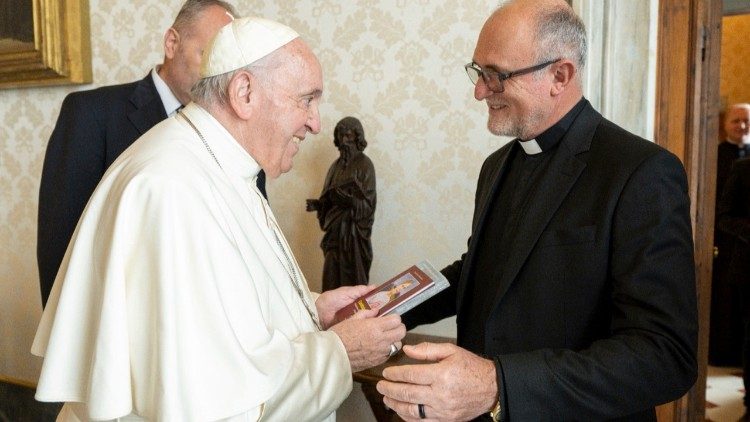 O filme e um livro sobre a Beata brasileira chegaram às mãos do Papa em outubro deste ano