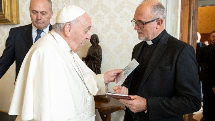 A grata surpresa do Papa, no Vaticano, ao receber o material direto do Brasil