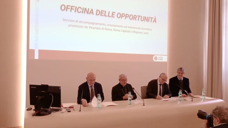 Firma del protocollo per l'Officina opportunità Roma, il cardinale Angelo De Donatis insieme al sindaco di Roma Roberto Gualtieri