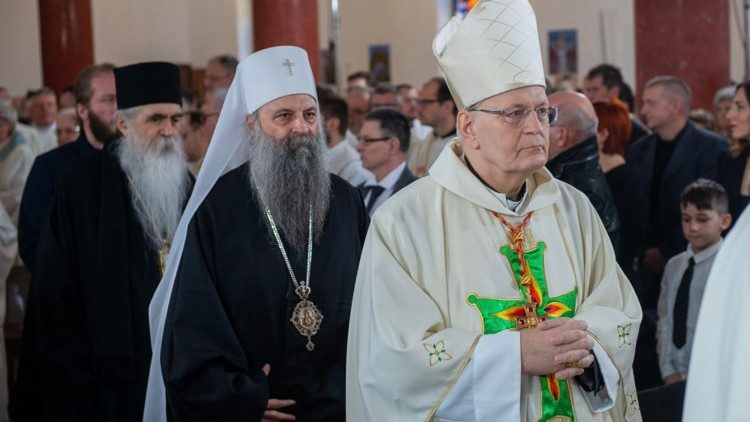 Patriarcha Porfiriusz (w środku) na ingresie katolickiego metropolity Belgradu abp. Nemeta (po prawej)