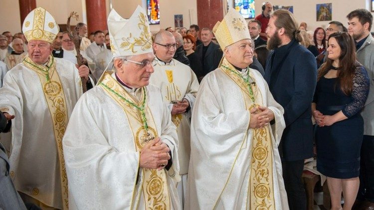 Monsignor Ladislav Nemet, nuovo arcivescovo di Belgrado (a destra), nella processione d'ingresso con il suo predecessore Stanislav Hocevar (a sinistra)