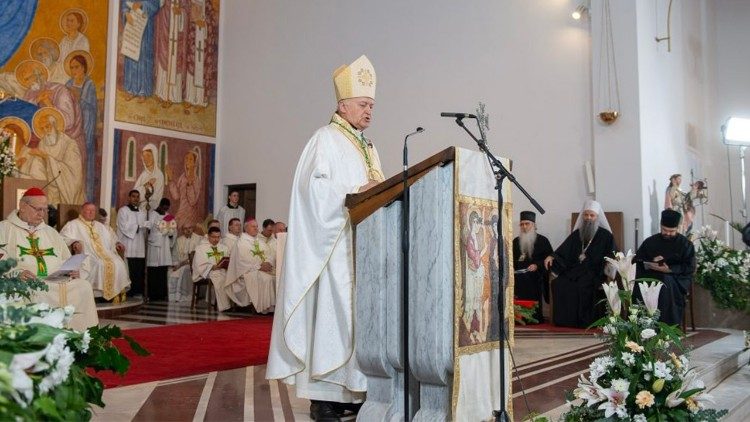 Il discorso del nuovo arcivescovo nel suo ingresso a Belgrado. A destra, seduto, il patriarca Porfirije