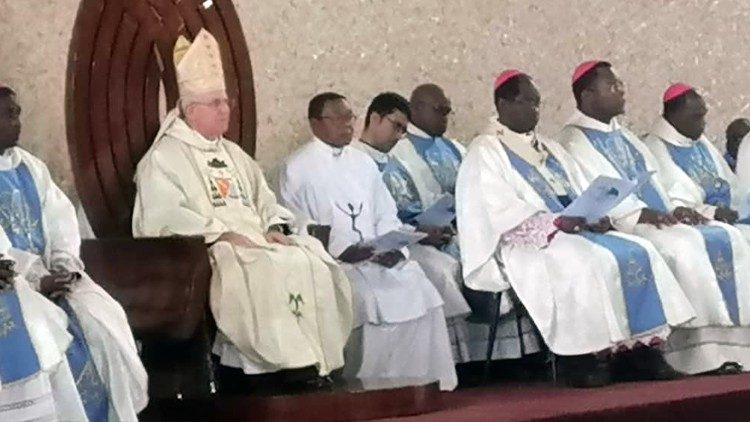 Mgr Julio Murat et quelques évêques du Cameroun, lors de la messe d'au revoir, en la Cathédrale Notre-Dame-des-Victoires de Yaoundé, le 12 décembre 2022