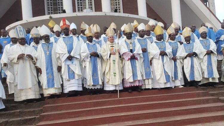 2022.12.15 Cameroun messe d'au revoir de Mgr Murat