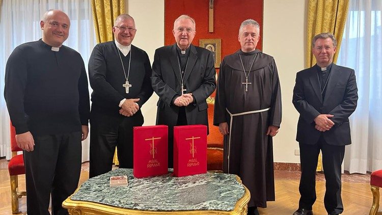 Membros da CNBB entregaram ao Dicastério para o Culto Divino e a Disciplina dos Sacramentos do Vaticano a tradução brasileira da terceira edição do Missal Romano. 