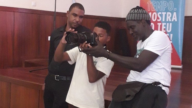 Rui Manuel da Costa ensinando a um aluno do "Liceu Pedro Pires" na Ilha do Fogo a usar a máquina de filmar