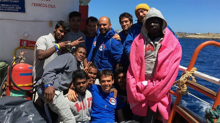 Don Ferrari a bordo della 'Mare Jonio' con i migranti soccorsi la sera precedente, alle porte di Lampedusa 