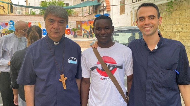 Mattia Ferrari mit Napolis Erzbischof Mimmo Battaglia und David Yambio, Sprecher von “Refugees in Libya”, der durch libysche Milizen gesucht wird