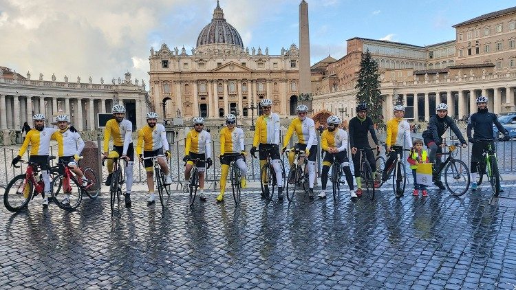 La partenza dei ciclisti Athletica Vaticana per il Bambino Gesù di Passoscuro