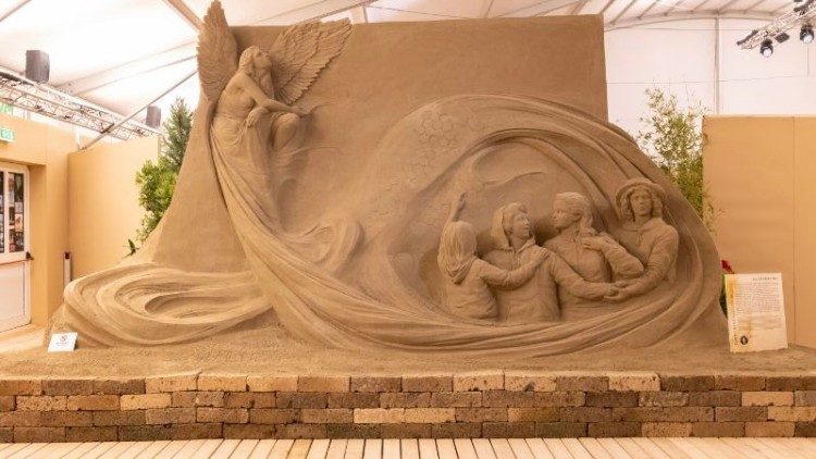 La scultura di sabbia "Luce della Pace" nella Jesolo Sand Nativity 2022