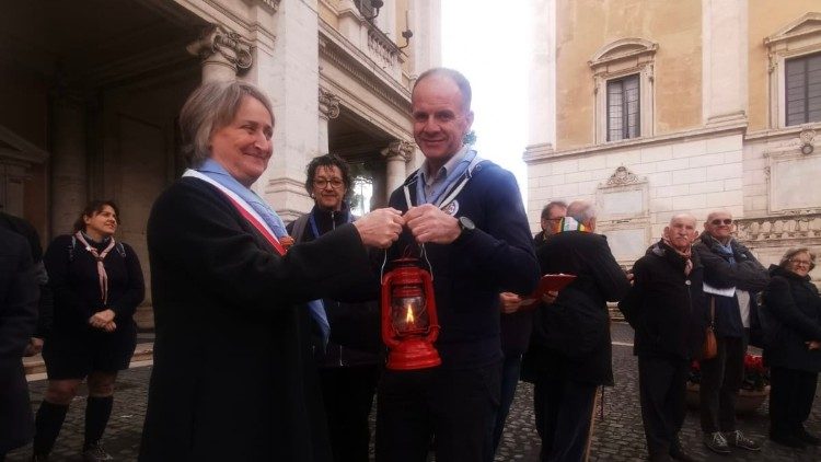 Il segretaro regionale Masci Cuccuru consegna all'assessore Alfonsi la lanterna con la Luce della Pace di Betlemme 