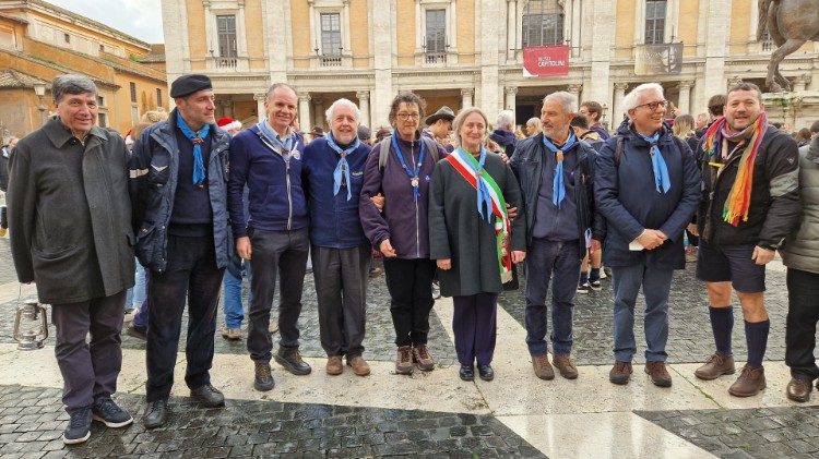 Il gruppo del Masci che ha organizzato la consegna della Luce della pace in Campidoglio, con Massimiliano Costa (quartto da sinistra) e l'assessore Alfonsi (con la fascia tricolore)