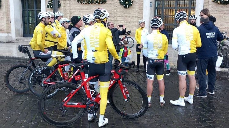 La partida de los ciclistas de Athletica Vaticana hacia el hospital Bambino Gesù de Passoscuro