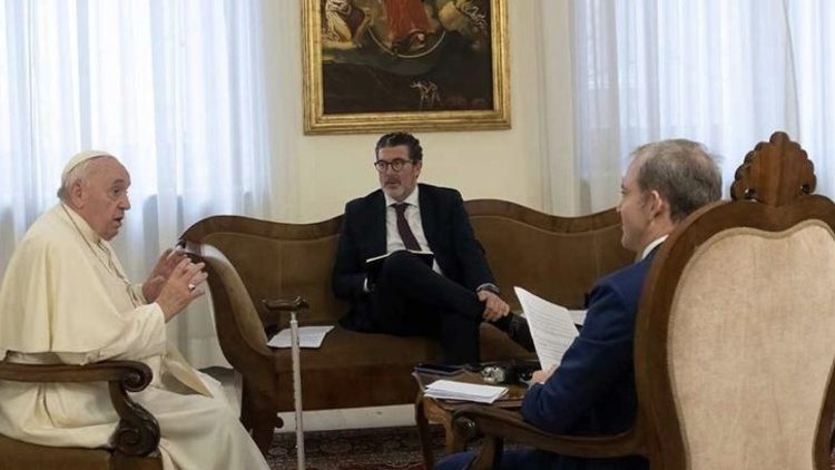 Papa Francesco con il direttore di ABC, Julián Quirós, e il corrispondente in Vaticano, Javier Martínez-Brocal
