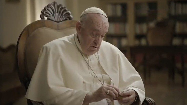 Il Papa nell'intervista. con Mediaset