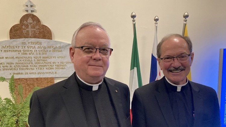 Mons. Robert Siffrin (vľavo) a Mons. Peter Polando