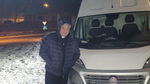 L’aumônier apostolique apporte des générateurs en Ukraine