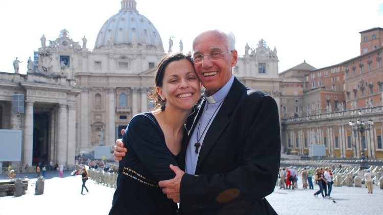 Simone Cristina e monsenhor Jonas Abib em Roma