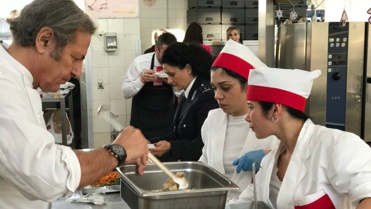 Lo chef Filippo La Mantia con due persone detenute in servizio in cucina a Rebibbia