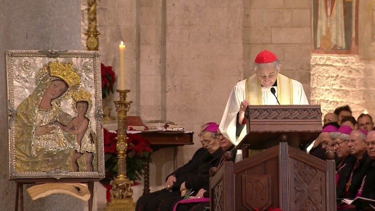 Il cardinale Zuppi alla veglia di preghiera per la pace a Bari