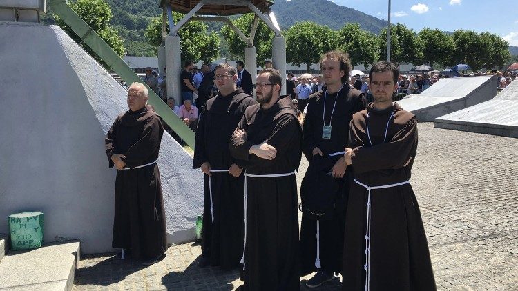 Un groupe de Franciscains de Sarajevo au mémorial du génocide de Srebrenica. Le père Marinko est au centre