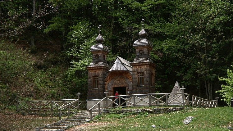 Деревянная часовня в словенских Альпах
