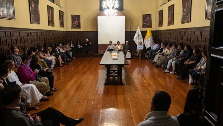 Un momento de la reunión convocada por el arzobispo de Lima, monseñor Carlos Castillo, para reflexionar sobre la pacificación en el Perú