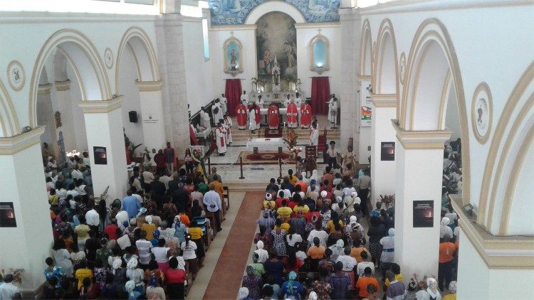 São Tomé e Príncipe - Missa na Catedral no dia 21 de Dezembro.