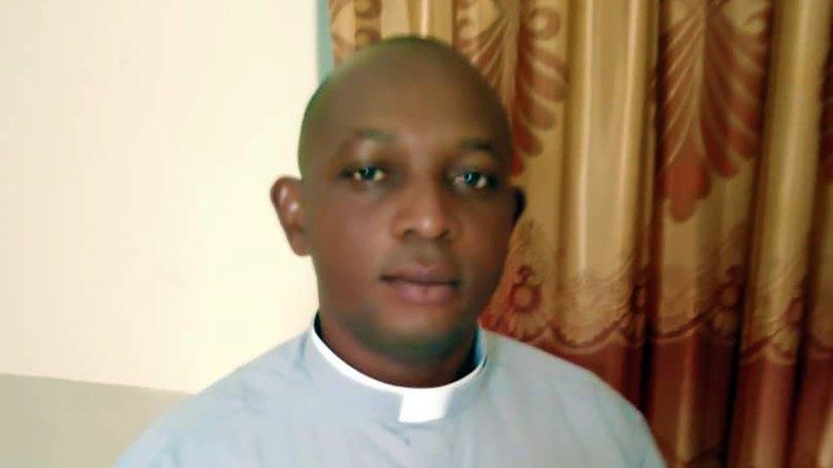 Propuštěný kněz otec Sylvester Okechukwu