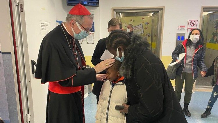 Il cardinale saluta un bambino