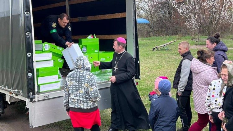Monsignor Pavlo Honcharuk, vescovo di Kharkiv-Zaporizhzhia, mentre vengono distribuiti gli aiuti per la popolazione ucraina
