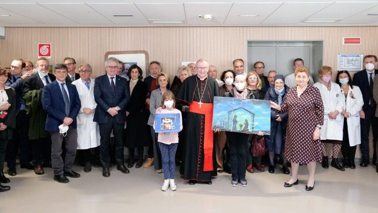 Una foto de grupo del Cardenal Parolin con el personal del Bambino Gesù.