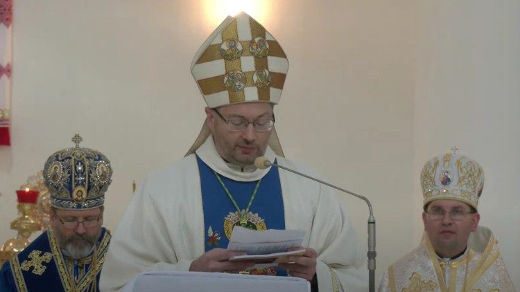 Il nunzio in Ucraina Kulbokas parla dopo l'ordinazione del vescovo Maksym Riabukha (a destra)