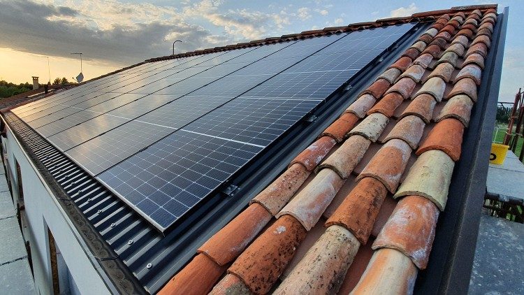 Paneles solares instalados en el techo