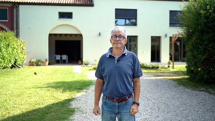 Giorgio Malavasi em frente à sua casa sustentável